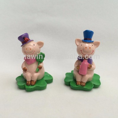 Handmade Garden Sitting Pig Wearing Hat Figurine Resin Crafts For Decoration